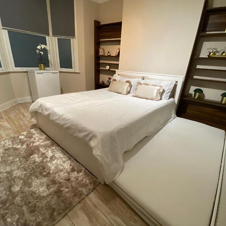 Private Rooms In Excellent Family House ,Zone 2 London Kültér fotó