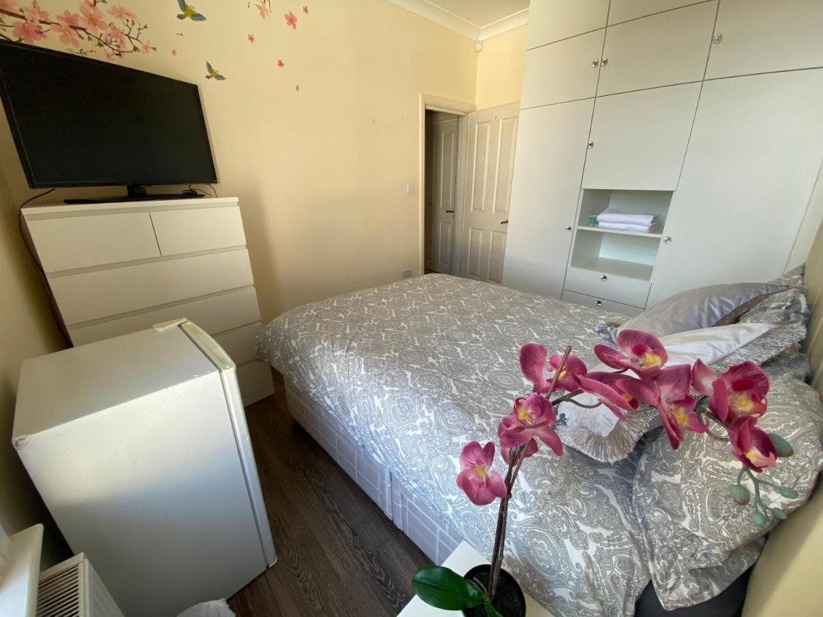 Private Rooms In Excellent Family House ,Zone 2 London Kültér fotó