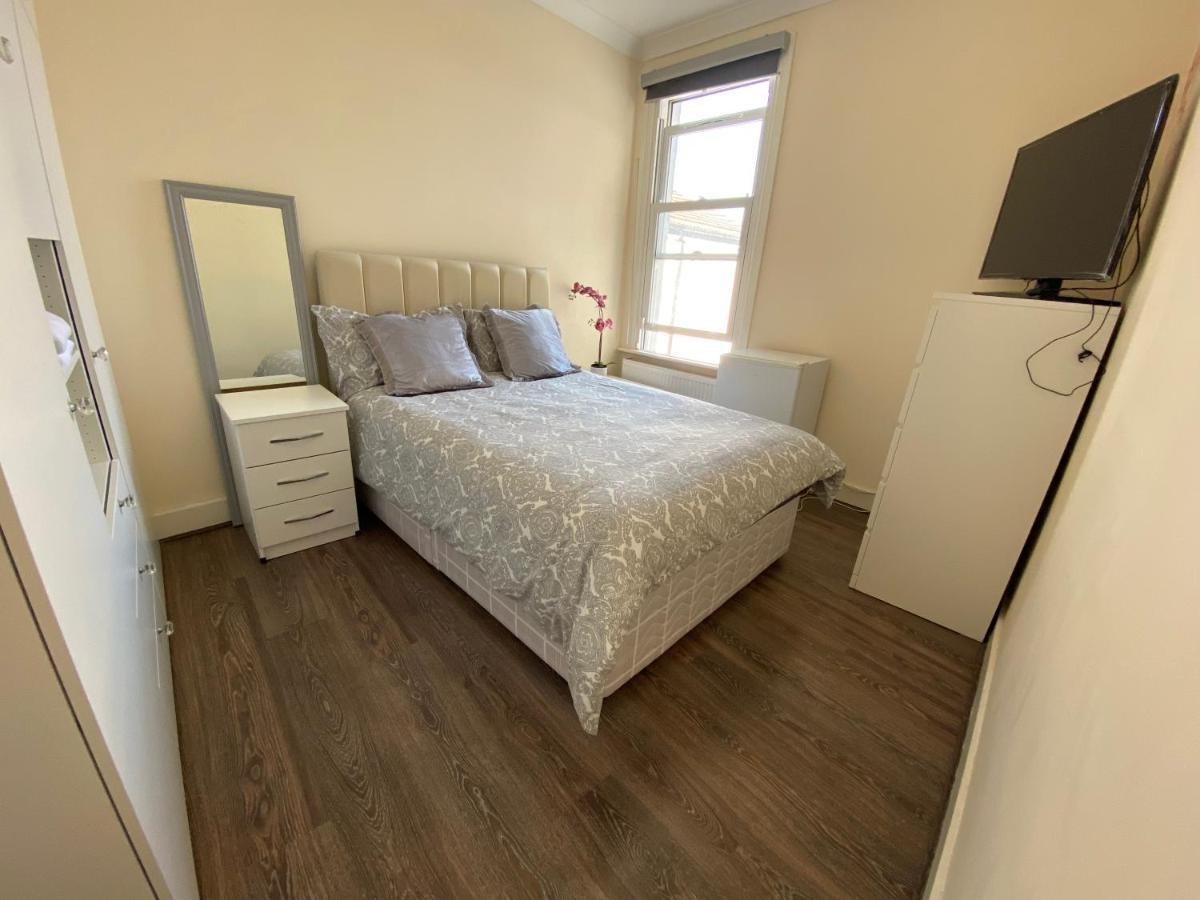 Private Rooms In Excellent Family House ,Zone 2 London Kültér fotó